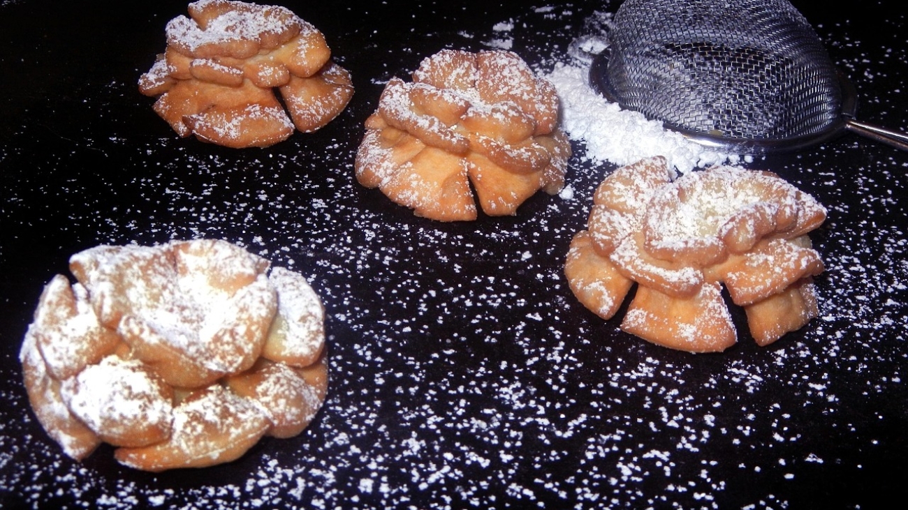 carnival-roses-2093054_1280